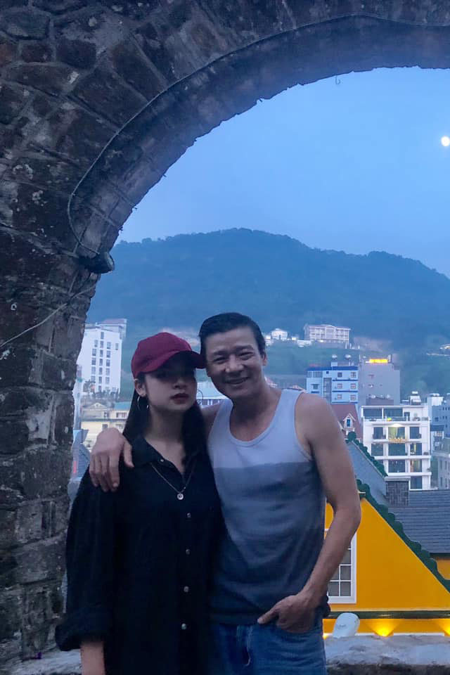 Võ Hoài Anh - con gái của nam diễn viên Võ Hoài Nam, người nổi tiếng với vai diễn trong phim 'Vua bãi rác', đang thu hút sự chú ý bởi nhan sắc và gu thời trang cá tính. 