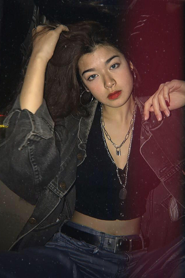 Phong cách thời trang của Hoài Anh cũng rất độc đáo và cá tính. Cô thường lựa chọn những trang phục tối màu, kết hợp với các phụ kiện như dây chuyền mặt to, giày thể thao, và kính mắt. 