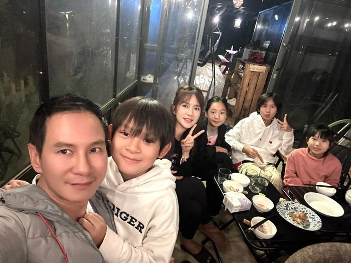 Lý Hải viên mãn bên bà xã Minh Hà, cùng 4 nhóc tỳ xinh xắn.