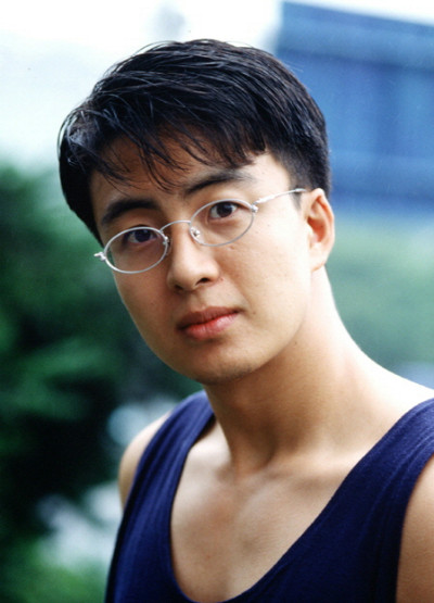 Với ngoại hình điển trai, Bae Yong Joon nhanh chóng nổi tiếng và trở thành nam diễn viên đình đám xứ Hàn. 