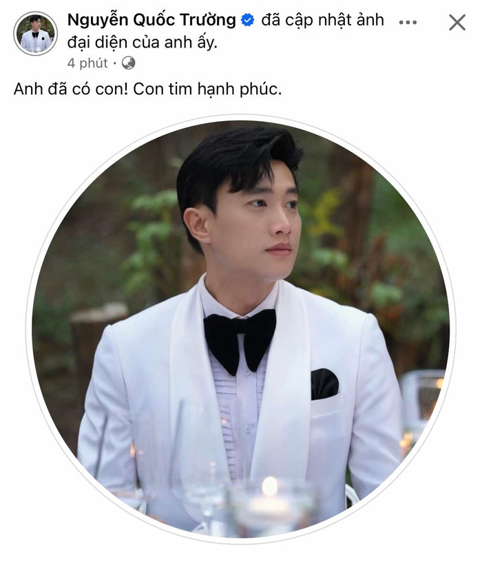 Quốc Trường đăng ảnh diện vest trắng như bạch mã hoàng tử, kèm dòng chú thích: 'Anh đã có con. Con tim hạnh phúc'. 