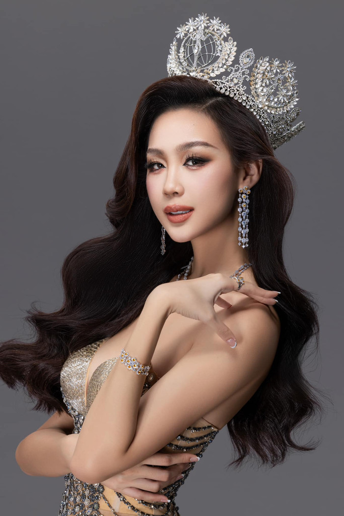 Sau khi lên ngôi á hậu 1 Miss World Vietnam 2022, Lê Nguyễn Bảo Ngọc nắm trong tay tấm vé đại diện nhan sắc Việt tham dự Miss Intercontinental 2022 - Hoa hậu Liên lục địa 2022. Tại đây, cô gái 'khủng long' đã hạ gục rất nhiều đối thủ khác để bước lên ngôi vị cao nhất. Đây cũng là chiếc vương miện Hoa hậu Liên lục địa đầu tiên của Việt Nam. 