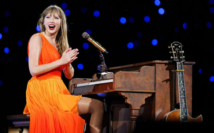 Khán giả lấp kín một ngọn đồi 'xem chùa' show diễn của Taylor Swift Ảnh 2