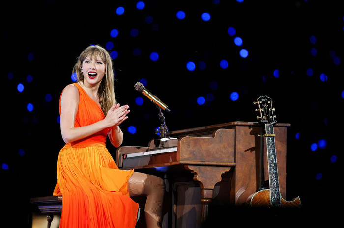 Khán giả lấp kín một ngọn đồi 'xem chùa' show diễn của Taylor Swift Ảnh 2