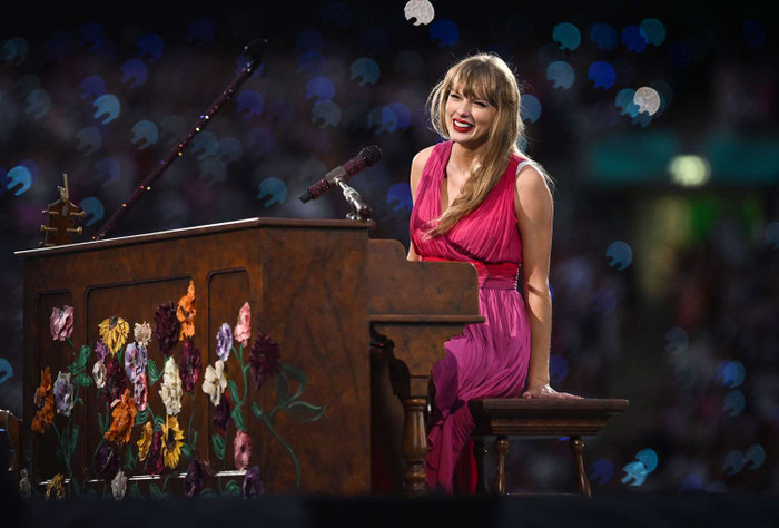 Khán giả lấp kín một ngọn đồi 'xem chùa' show diễn của Taylor Swift Ảnh 3