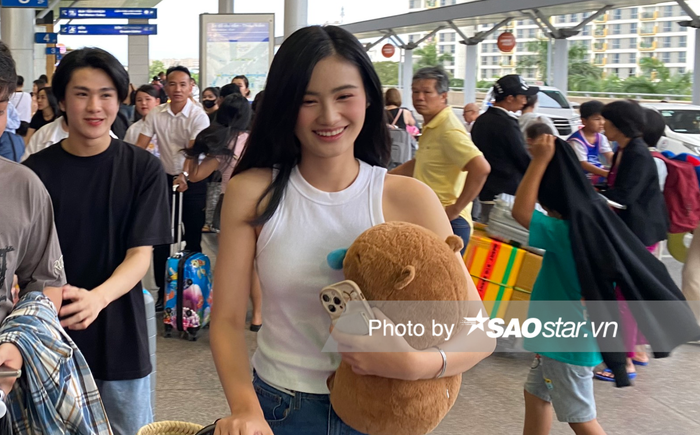 Chiều ngày 28/7, Hoa hậu Ý Nhi đã có mặt tại sân bay Tân Sơn Nhất, TP.HCM chuẩn bị lên đường sang Úc. Cô chính thức kết thúc kỳ nghỉ hè gần 2 tháng tại Việt Nam và chuẩn bị sang 'xứ người' bắt đầu học kỳ mới.