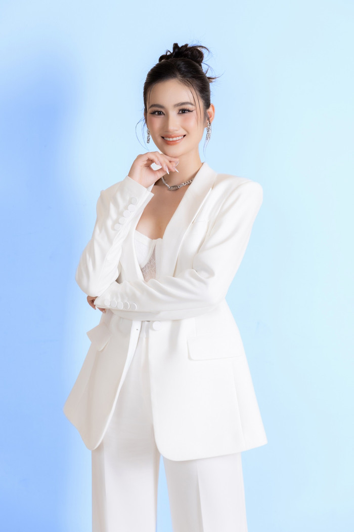 Trong gần 2 tháng nghỉ hè tại quê nhà, Hoa hậu Ý Nhi dành thời gian thăm gia đình và xây dựng hình ảnh trước thềm chinh chiến Miss World 2025. Nàng hậu liên tục biến hoá thành 'tắc kè hoa', cho thấy sự đa dạng trong phong cách thời trang. Thần thái lẫn khi chất của đương kim Miss World Vietnam cũng có sự thăng hạng rõ rệt sau gần 1 năm đăng quang.