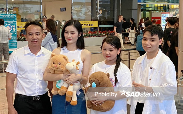 Bố và em gái ruột có mặt tại sân bay để đưa tiễn con gái. Bạn trai Anh Kiệt cũng đi cùng gia đình của bạn gái. Anh tinh tế kéo vali, giữ đồ phụ đương kim Miss World Vietnam khi cô chụp ảnh, giao lưu cùng người hâm mộ.
