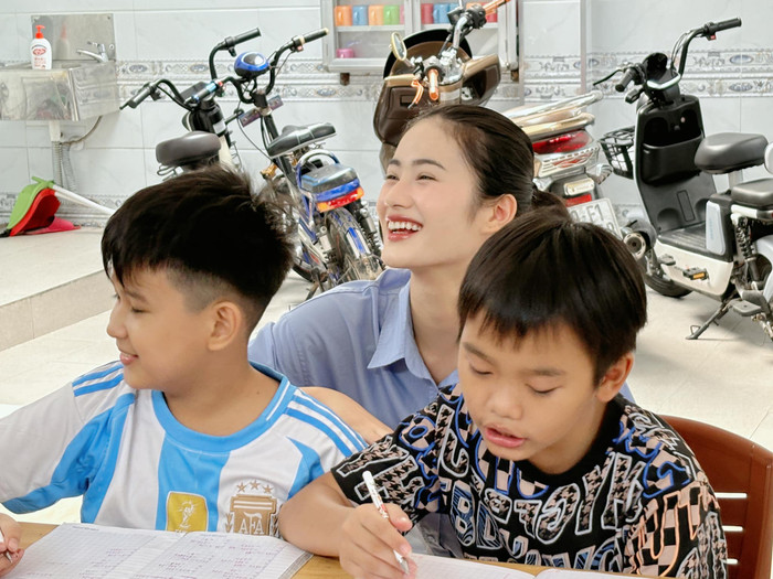 Hoa hậu Ý Nhi cũng dành thời gian tham gia những công tác thiện nguyện, lan toả yêu thương đến những mảnh đời khó khăn. Tuy nhiên, cô vẫn chưa hé lộ cụ thể về dự án nhân ái gửi đến Miss World. Đây là điểm thiếu vắng của Hoa hậu Ý Nhi so với thông báo trước đó đến từ phía công ty chủ quản.