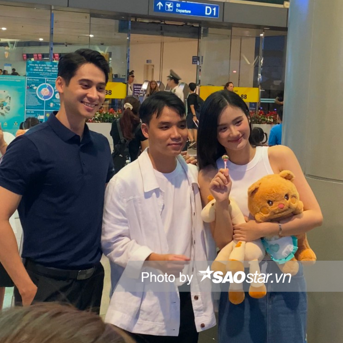 Phạm Tuấn Ngọc - tân Mr World Vietnam 2024 cũng đến sân bay để tiễn Hoa hậu Ý Nhi đi du học. Anh ghi điểm với diện mạo điển trai cùng thần thái thu hút.