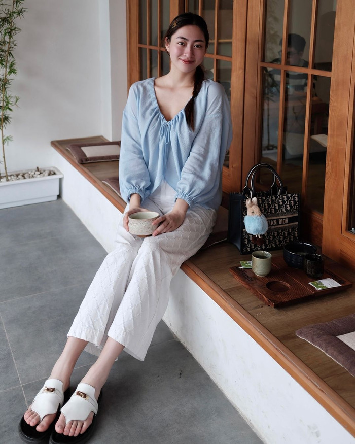 Trong khung ảnh toàn cảnh, hội chị em cũng đặc biệt ấn tượng với đôi dép da tông trắng độc đáo của cô. Được biết, thiết kế mang tên Empire leather sandals được Hèrmes ra mắt giới mộ điệu với khung giá khoảng 32 triệu đồng.  
