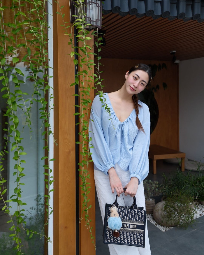 Khác biệt với sản phẩm nằm trong phân khúc dễ tiêu thụ, Lương Thùy Linh mạnh tay sắm mẫu túi Book Tote blue Oblique Embroidery and Calfskin đến từ nhà mốt Dior. Theo Saostar ghi nhận, phiên bản mà nàng hậu chọn cho buổi thưởng trà là cỡ nhỏ có giá niêm yết 92 triệu đồng.