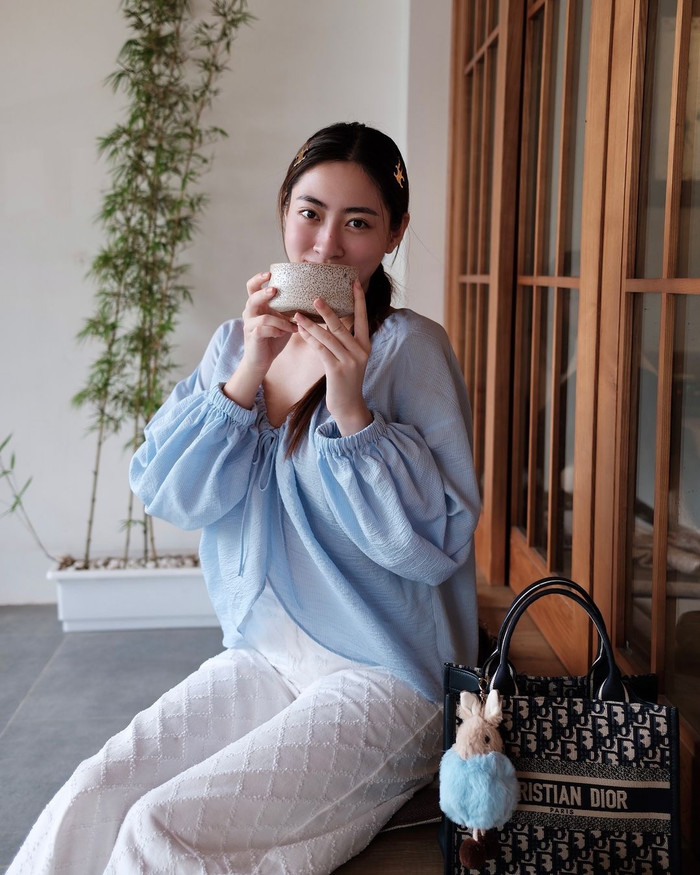 Tăng điểm nhấn, nàng hậu cài lên tóc bộ đôi kẹp Celine triomphe snap hair clips in brass with gold finish and steel với giá thành khoảng 12 triệu đồng.  