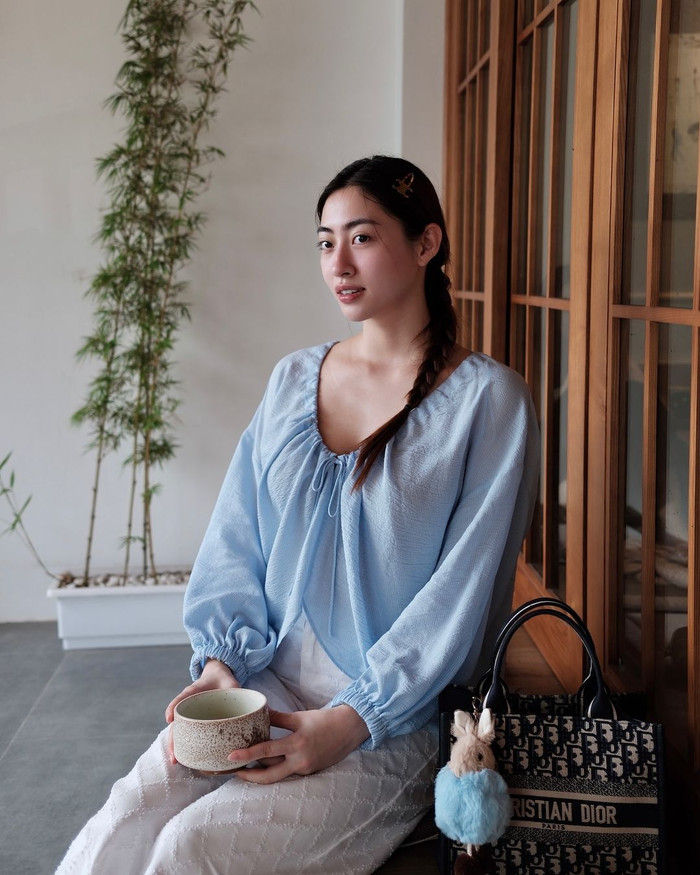 Công việc người mẫu và giảng viên đại học giúp Hoa hậu Lương Thùy Linh có mức thu nhập ổn định. Thời gian qua, người đẹp thoải mái trang hoàng tủ đồ với nhiều items dán nhãn thương hiệu lớn, có giá đắt đỏ.