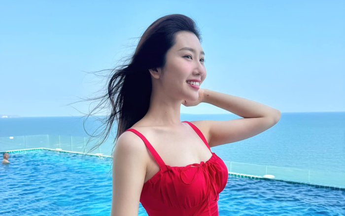 Thuý Ngân ưa chuộng mái tóc dài truyền thống, không cắt tỉa, uốn duỗi quá cầu kỳ. Ảnh: FBNV