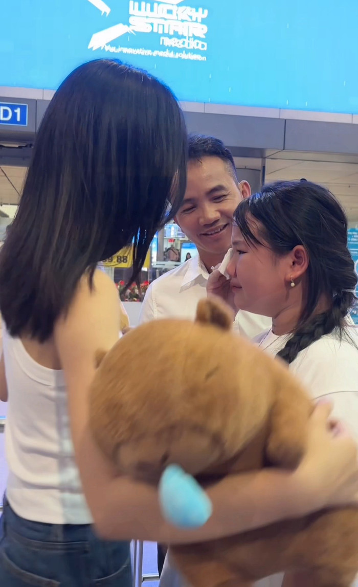 Em gái út không giấu được cảm xúc khi Ý Nhi sắp trở lại Úc du học.