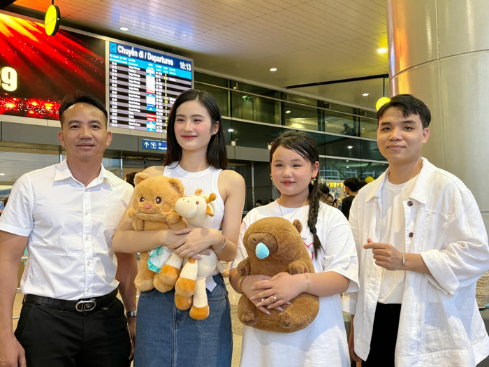 Bạn trai và gia đình đã ra sân bay để tạm biệt Hoa hậu Ý Nhi. Ảnh FBNV