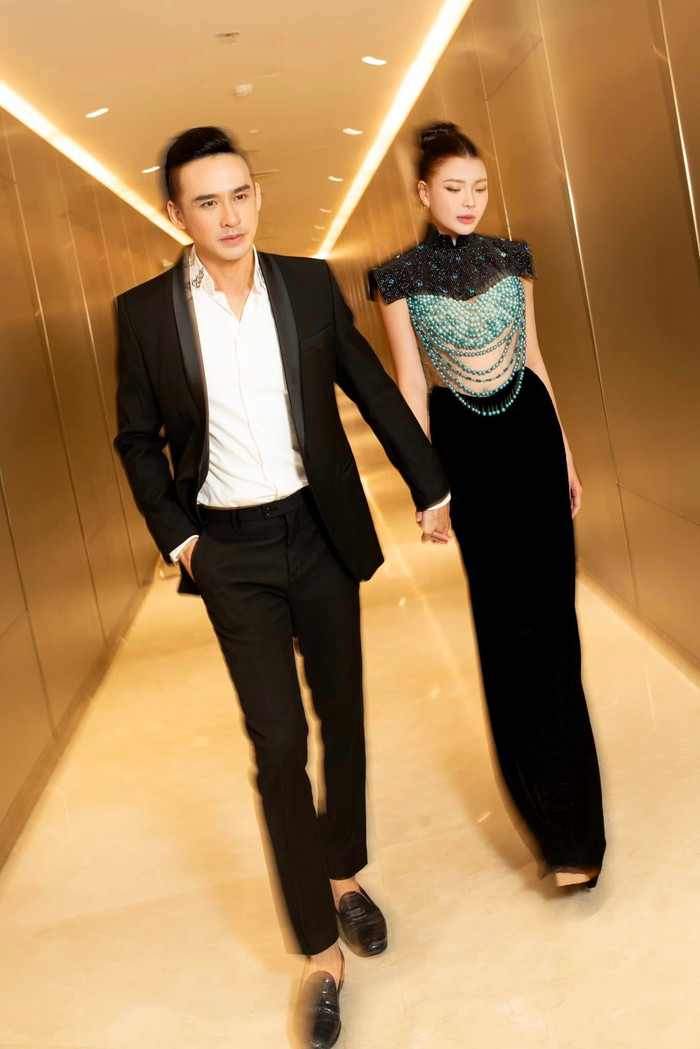 Cặp đôi luôn ngọt ngào như thuở mới yêu.