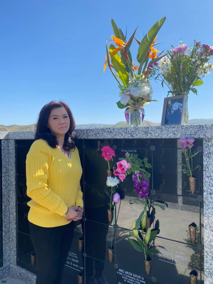 Phương Loan thường xuyên ra mộ thăm chồng.