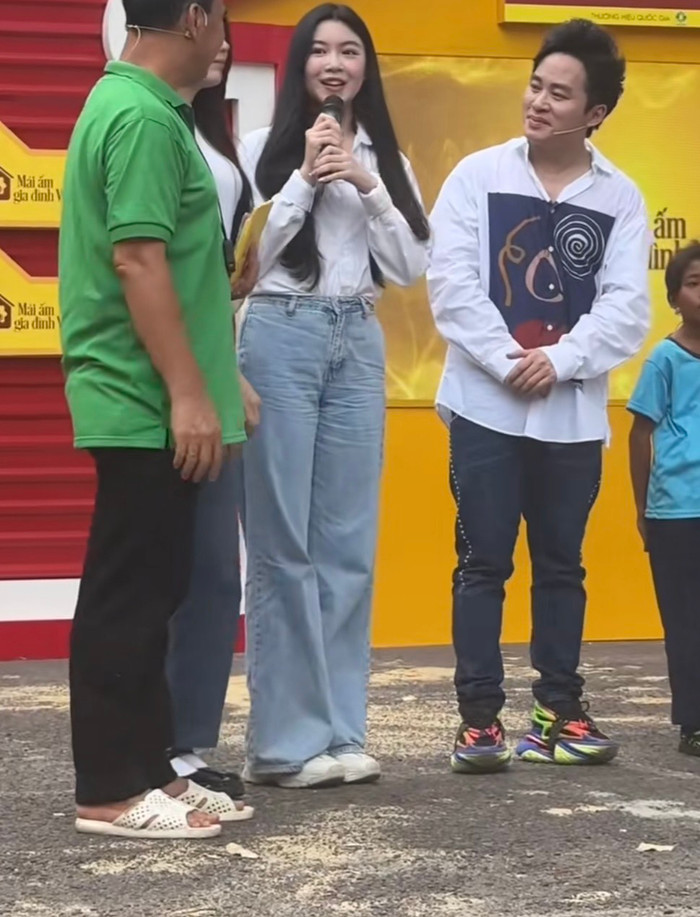 Ca sĩ Tùng Dương dành nhiều lời khen cho con gái nhà MC Quyền Linh.