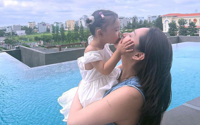 Bảo Anh hạnh phúc ôm hôn con gái Misumi. Ảnh: FBNV