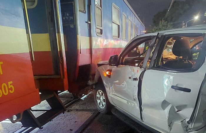 Hiện trường vụ tàu hỏa tông xe bán tải khiến 2 người chết, 3 người bị thương trong đêm.