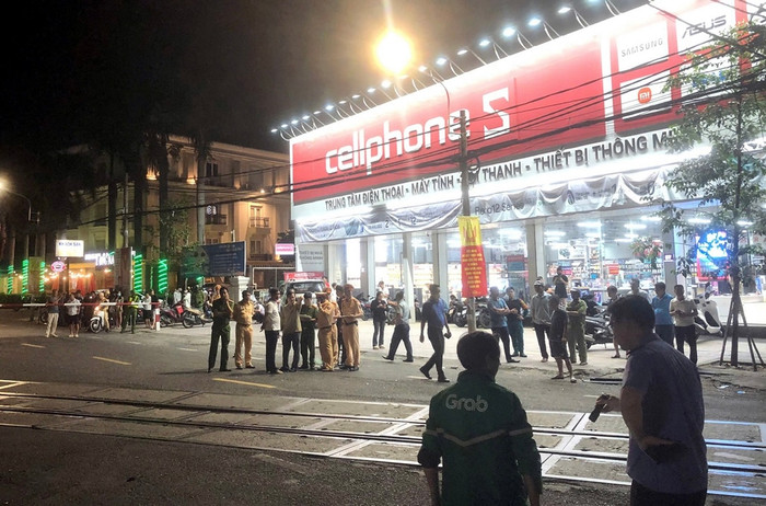 Hiện trường vụ tàu hỏa tông xe bán tải khiến 2 người chết, 3 người bị thương trong đêm.