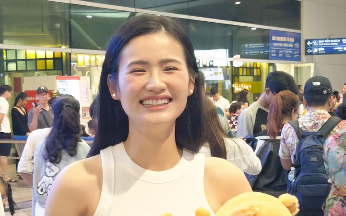 Hoa hậu Ý Nhi hô tên tại sân bay Ảnh 2
