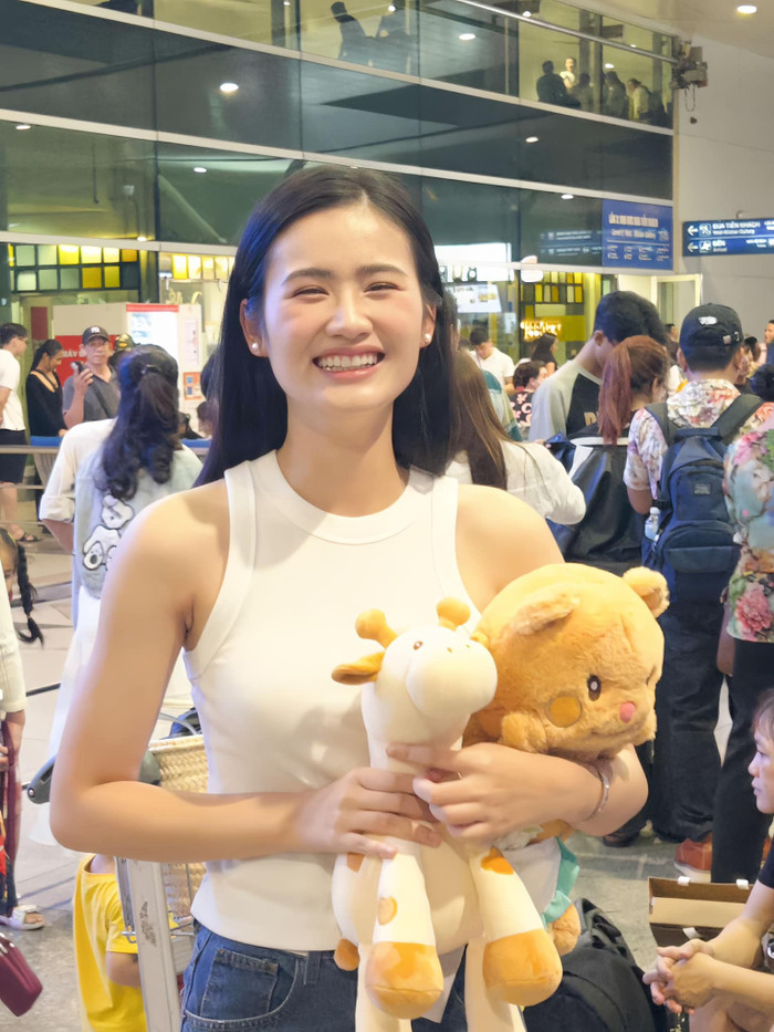 Hoa hậu Ý Nhi trở lại Úc sau 2 tháng về Việt Nam nghỉ hè.