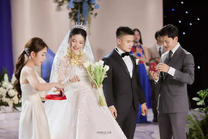 Vợ chồng Hoài Linh - Quang Phong trao quà cưới cho cặp đôi Chu Thanh Huyền - Quang Hải