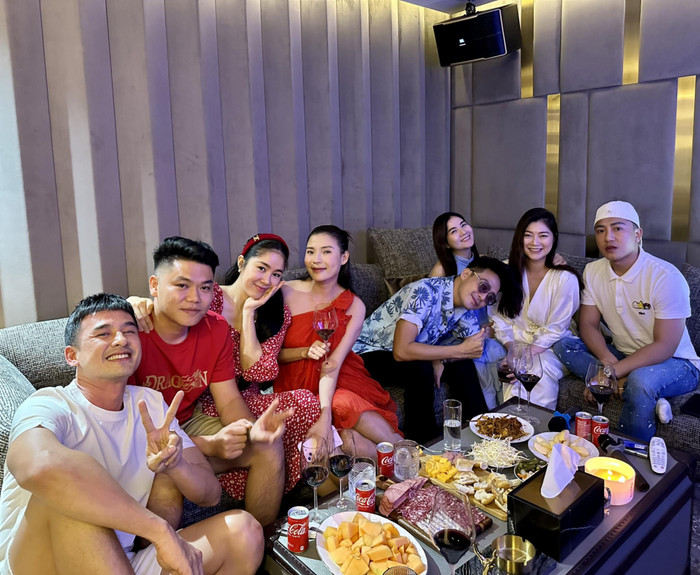 Cặp đôi thân thiết khi họp mặt bạn bè