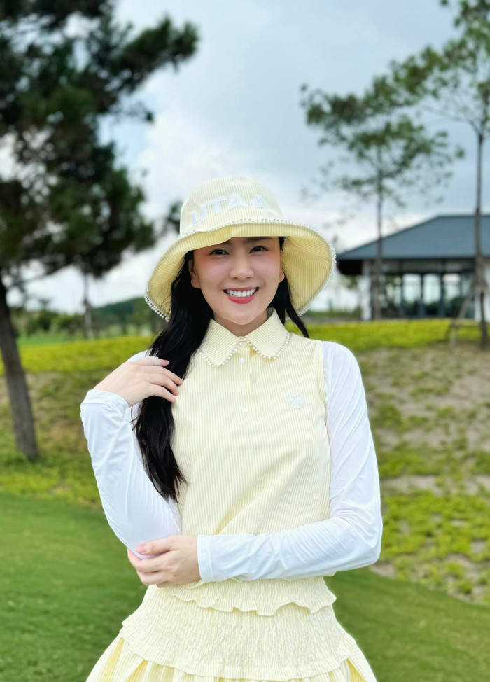 Mai Ngọc lên đồ xinh đẹp chơi golf.