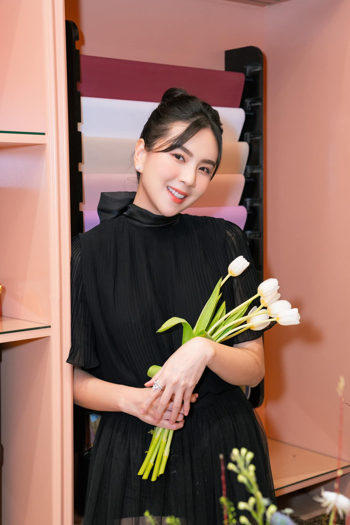 Cô cân bằng tinh thần sau biến cố hôn nhân.