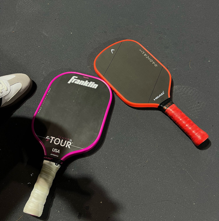 Cô nàng cũng lựa chọn không gian sân khá riêng tư để tập luyện. Điều này khiến khán giả không khỏi đặt nghi vấn cô đang đi đánh banh cùng bạn trai. 