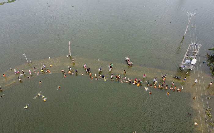 Mưa lũ triền miên, ngoại thành Hà Nội xuất hiện 'ốc đảo' Ảnh 2