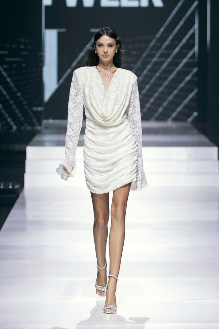 Vợ Bùi Tiến Dũng là người mẫu Tây khá 'đắt show' tại thị trường Việt Nam.