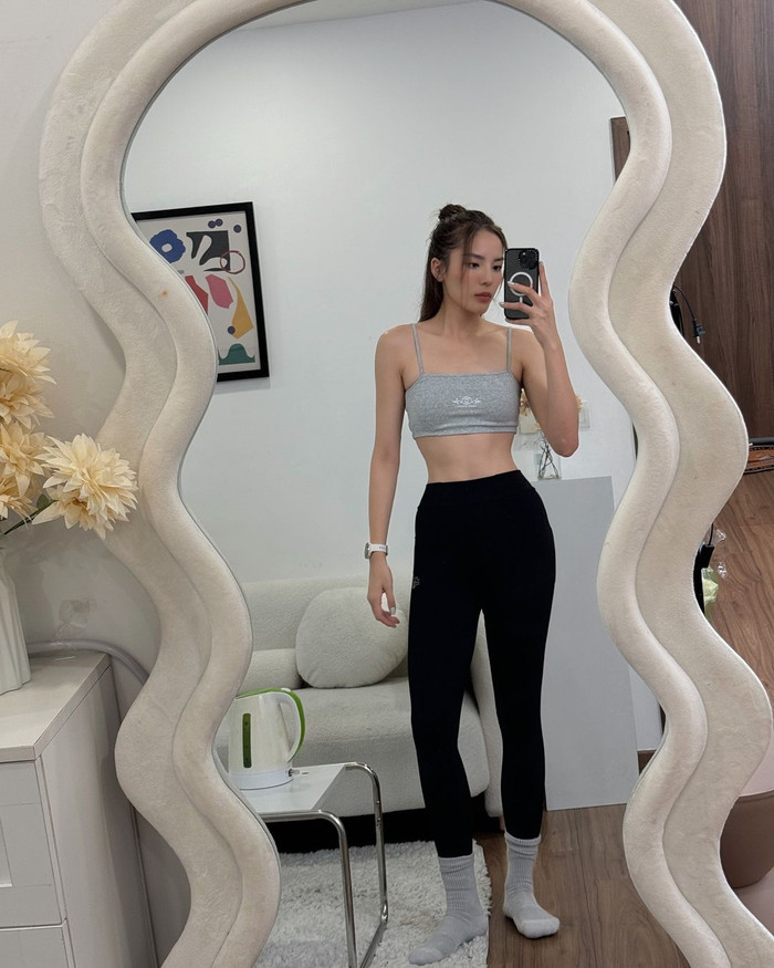 Kỳ Duyên chụp ảnh trước gương, khoe cận vóc dáng chuẩn chỉnh. Nàng hậu đang tích cực duy trì ưu điểm này trước thềm chung kết Miss Universe Vietnam 2024.