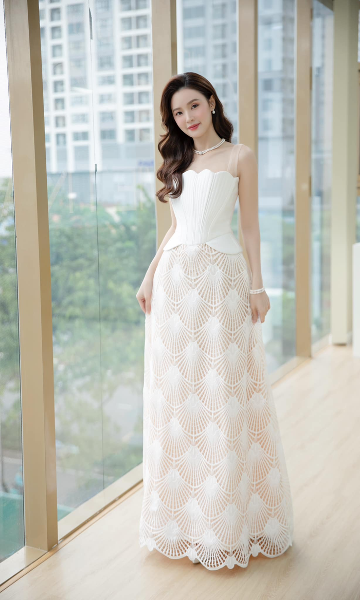 Midu xuất hiện trong tạo hình công chúa tại buổi chấm thi thiết kế vương miện Miss Cosmo. Sau khi kết hôn với ông xã thiếu gia, nữ nghệ sĩ còn lộ rõ phong thái và khí chất của nàng 'dâu hào môn'. Midu nhận được nhiều lời khen ngợi với nhan sắc trẻ trung, bất chấp dấu hiệu của tuổi tác cùng phong cách thời trang thanh lịch, sang trọng.