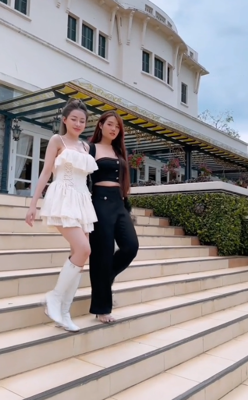 Ngân 98 (đồ trắng) cùng 'em gái' (đồ đen) cùng xinh đẹp xuất hiện trong một clip 