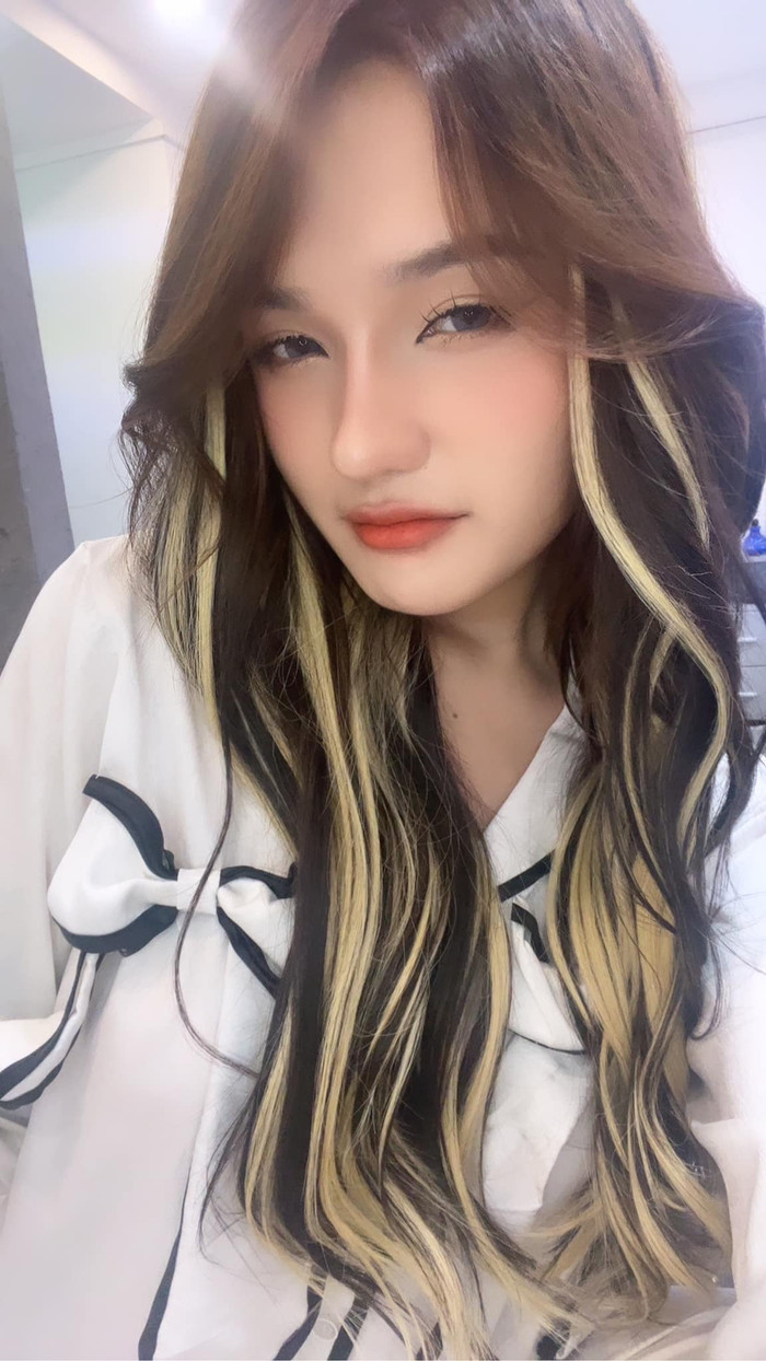 Cả góc nghiêng lẫn góc chính diện của Phương Anh đều trở nên mềm mại, nữ tính hơn