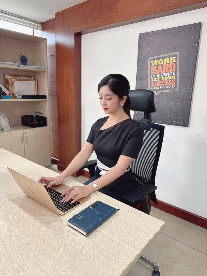 Lệ Quyên được khen sang trọng, khí chất.