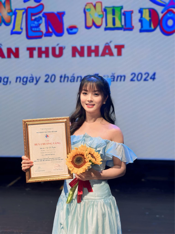 Lệ Quyên nhận nhiều huy chương khi hoạt động ở mảng sân khấu.