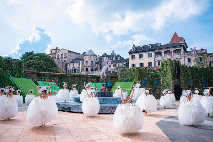 Không gian nghệ thuật sống động tại quảng trường Noel Plaza