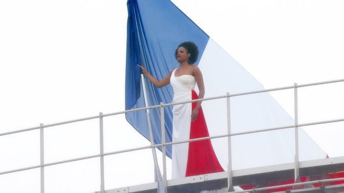 Giám đốc sáng tạo của Dior tạo nên trang phục tôn vinh màu Quốc Kỳ của đất nước Pháp.