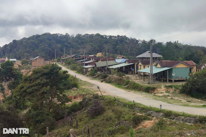 Người dân vùng tâm chấn lo lắng khi cảm nhận rung lắc liên tục do động đất (Ảnh: Phạm Hoàng)