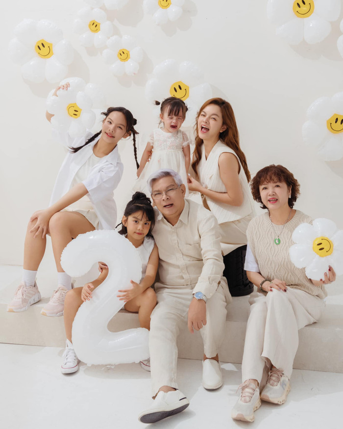 Chồng doanh nhân của Phạm Quỳnh Anh vắng mặt trong ảnh gia đình. 