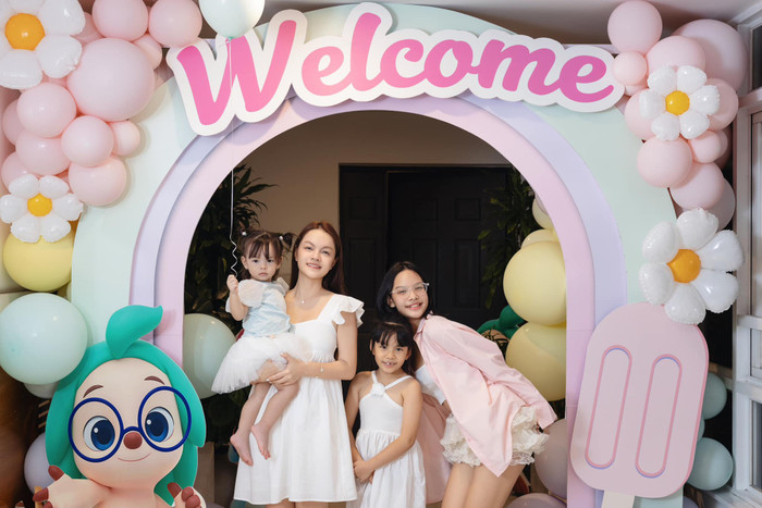 Phạm Quỳnh Anh bên cạnh các con trong tiệc sinh nhật 2 tuổi của bé Zoey (Tuệ Nhi).