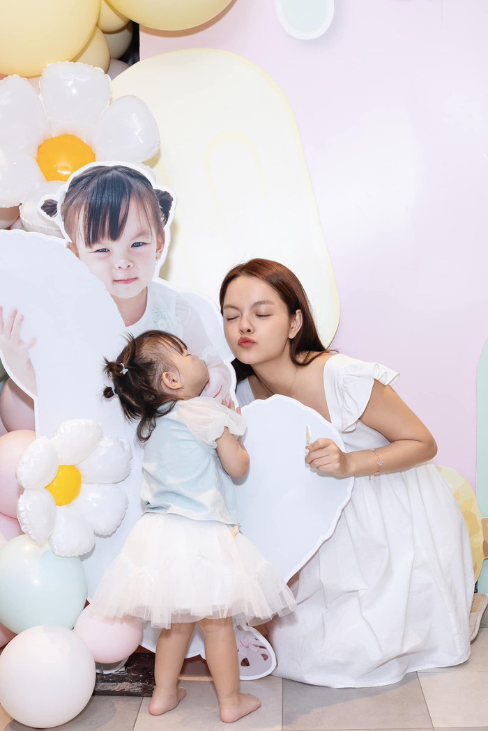 Phạm Quỳnh Anh hạnh phúc bên cạnh con gái út. 