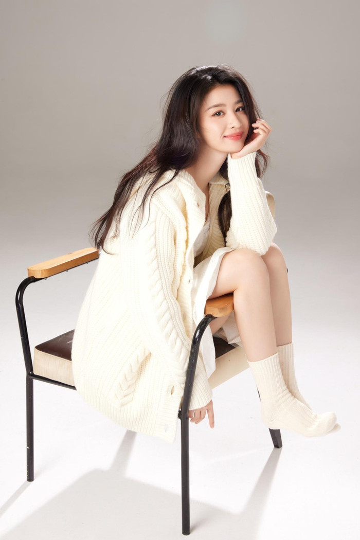 Trên trang thông tin Baidu, phần học vấn của Vương Sở Nhiên ghi rõ cô đã tốt nghiệp Học viện sân khấu Thượng Hải. Tuy nhiên, nhiều bạn cũ khẳng định cô đã bỏ học từ lâu vì vi phạm quy định nghiêm cấm học sinh năm nhất đảm nhận vai diễn của trường. 