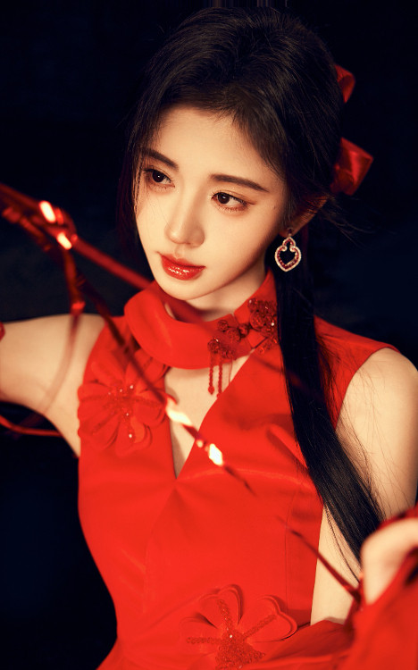 Cúc Tịnh Y được gia đình định hướng theo nghệ thuật từ nhỏ khi được học nhiều môn năng khiếu như ca hát, nhảy, múa, đàn violin... Nữ ca sĩ chỉ tốt nghiệp Trường Nghệ thuật trực thuộc Nhạc viện Tứ Xuyên sau đó tham gia buổi thử giọng và trở thành một thành viên của nhóm nhạc SNH48. 